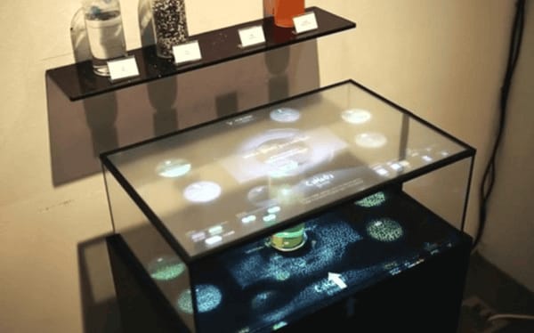 果汁幻影：透明屏幕投影藝術展現果汁